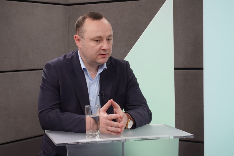 Председатель фракции блока коммунистов и социалистов Влад Батрынча.