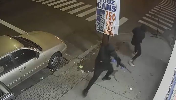 Стражам порядка пока не удалось задержать нападавших.