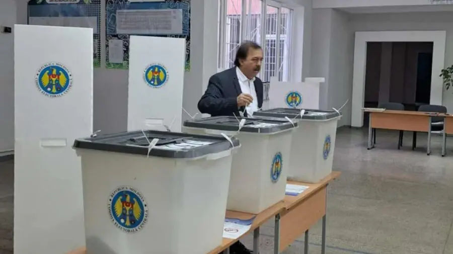 Candidatul PAS, Nicolae Botgros, printre primii alegători.