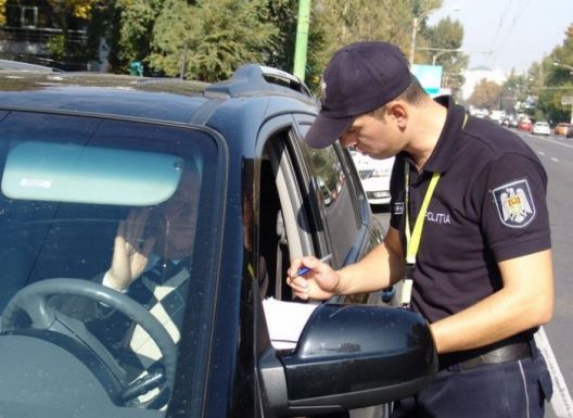 Ce trebuie să cunoască un șofer dacă este oprit de polițist. Foto:moldova24.info