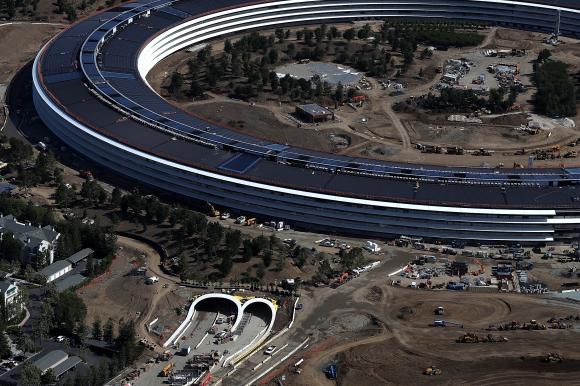 Angajații Apple continuă să se lovească la cap din cauza pereților din sticlă.