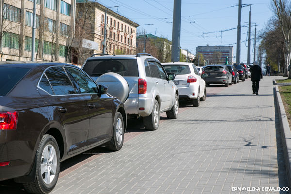 Припаркованные транспортные средства не должны блокировать доступ к подъездам, пандусам.