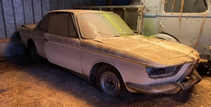 Во Франции обнаружили огромную коллекцию заброшенных ретроавто.