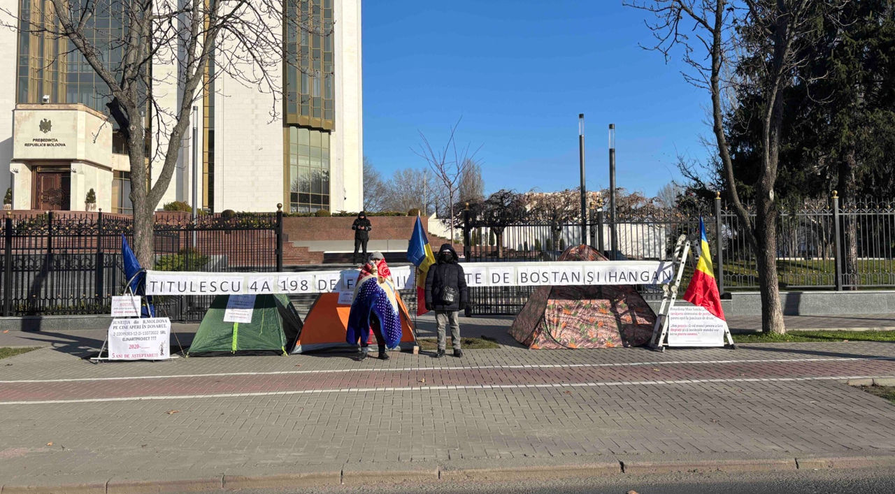У президентуры проходит протест: люди годами ждут квартиры, за которые заплатили.