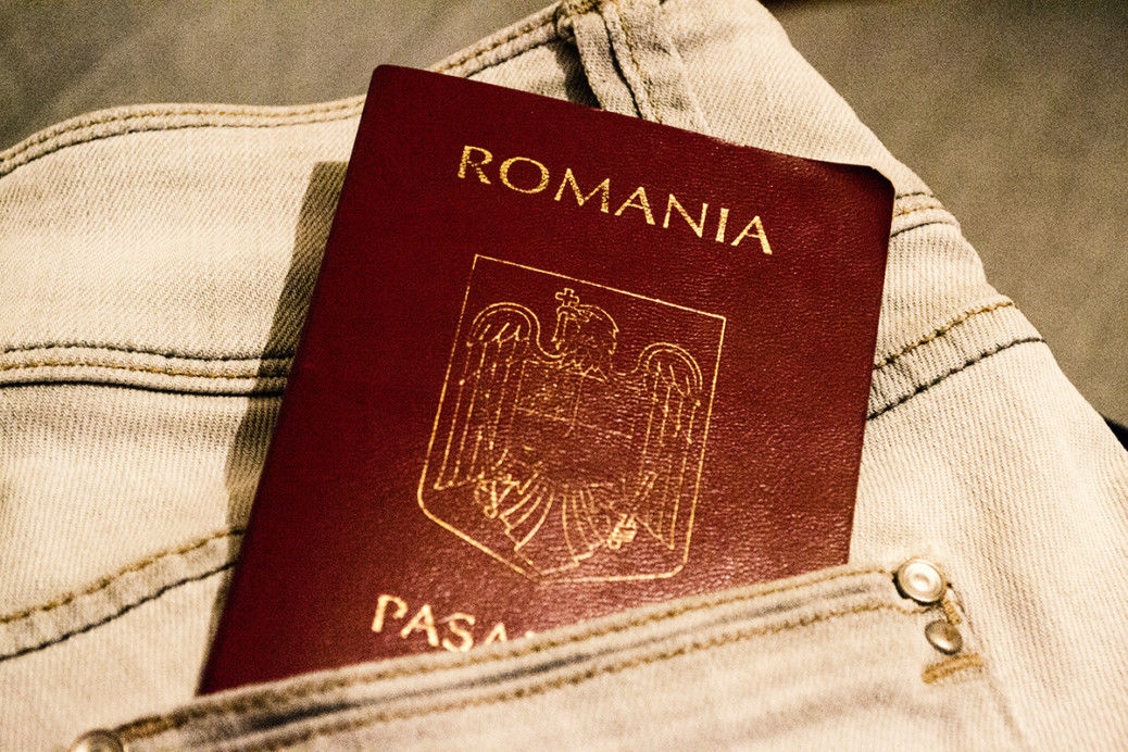 Zeci de mii de moldoveni riscă să rămână fără cetăţenie română. Foto: justconsult.md