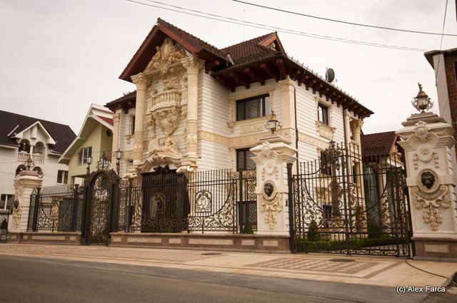Bogătaşi cu restanţe la impozitul pentru averea pe care o dețin. Foto simbol: dollo.ro