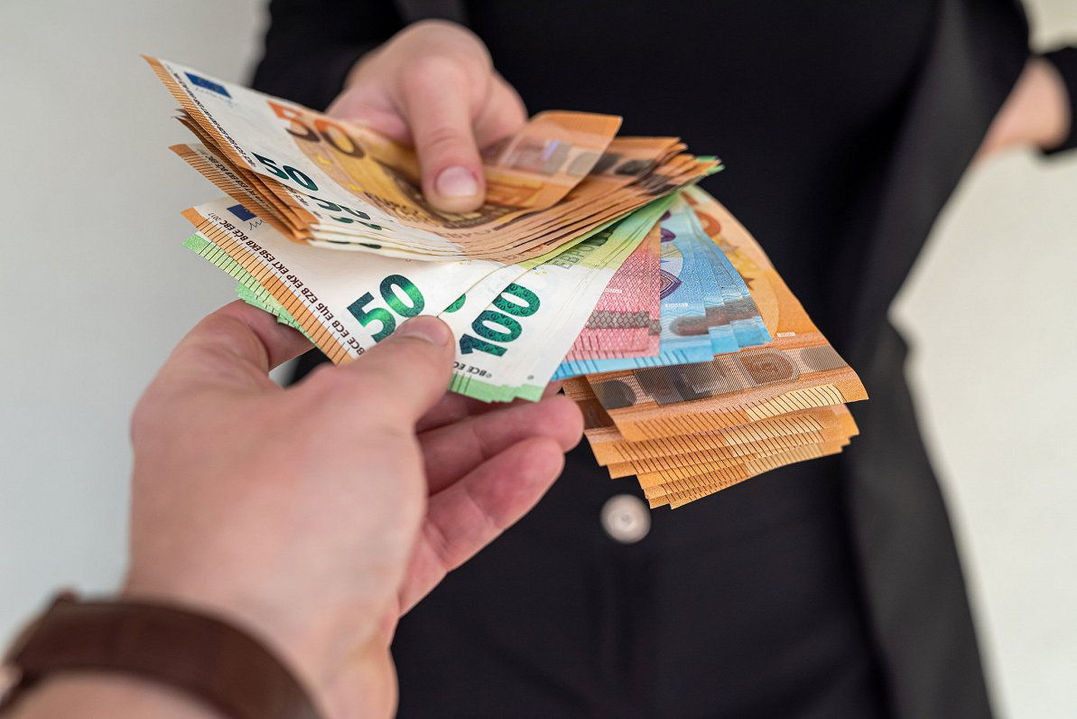 На севере Молдовы задержан адвокат за вымогательство €30 тысяч у осужденного.