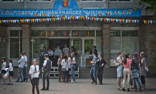 Директор лицея «Георге Асаки» с возмущением опроверг слухи о том, что учебная тревога в учебном заведении проходила под объявление Ataca Rusii. Фото: timpul.md