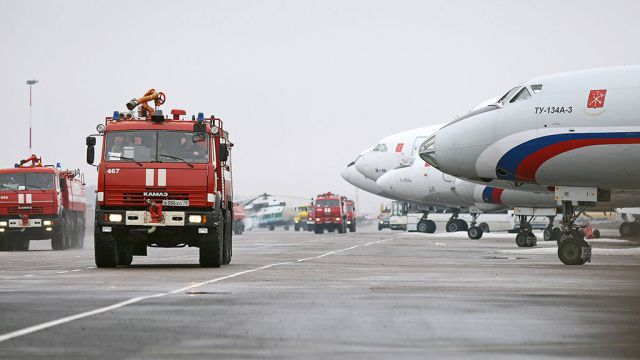 Представитель аэропорта не смог назвать ожидаемое время окончания проверки