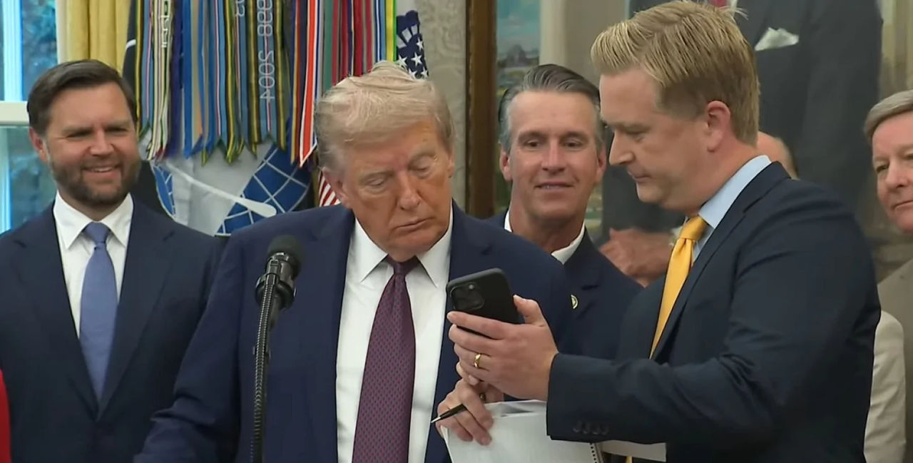 Un filmuleț în care din fereastra Casei Albe se aruncă ceva a devenit viral: Trump l-a numit un fals creat de IA.