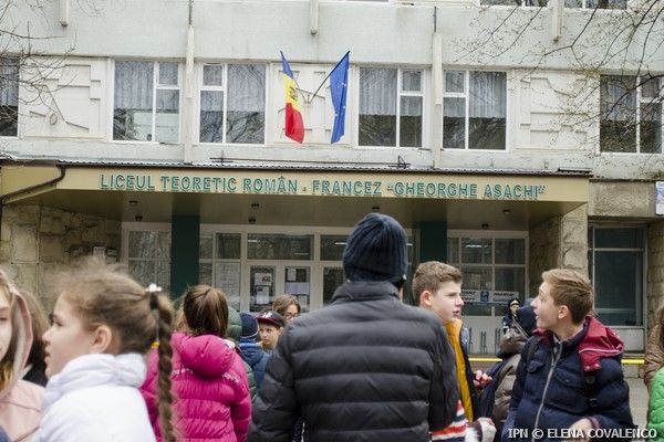 Учащиеся и преподаватели лицея им. Георге Асаки были эвакуированы из здания.