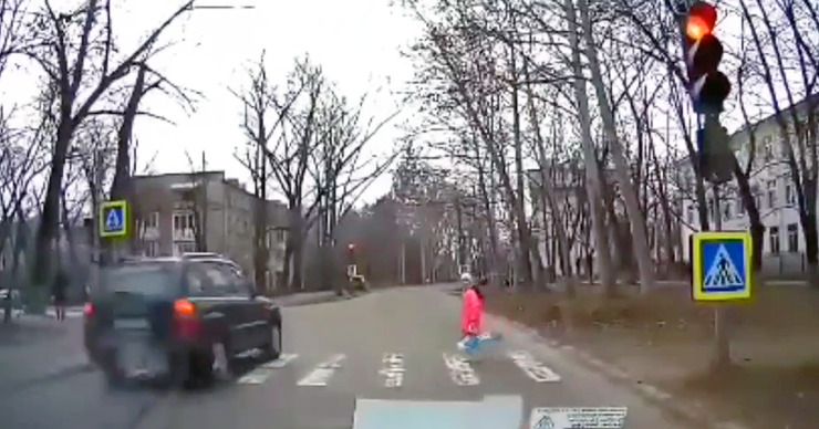 В Кишиневе водитель проехал на "красный" и едва не сбил ребенка на зебре. Фото: Point.md.