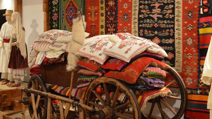 Организовало её Министерство образования, культуры и исследований.