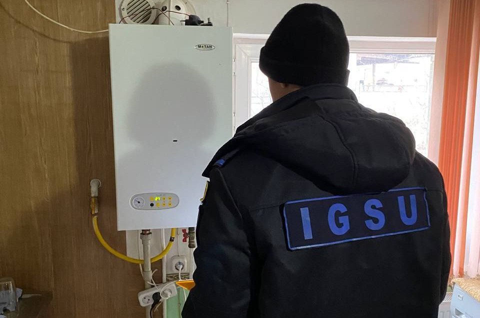 Пять человек, в том числе 3 несовершеннолетних, отравились угарным газом.