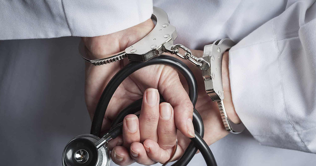 Un medic din Franța acuzat de violarea a sute de copii, condamnat la 20 de ani de închisoare.