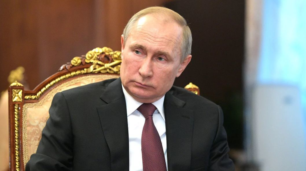 Путин на совещании с военными пошутил о своем кресле.