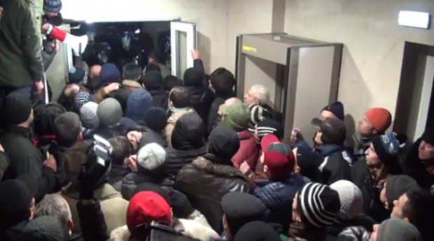 Oamenii legii au identificat câţiva din autorii provocărilor de la protestele din faţa Parlamentului. Foto: stirileprotv.ro