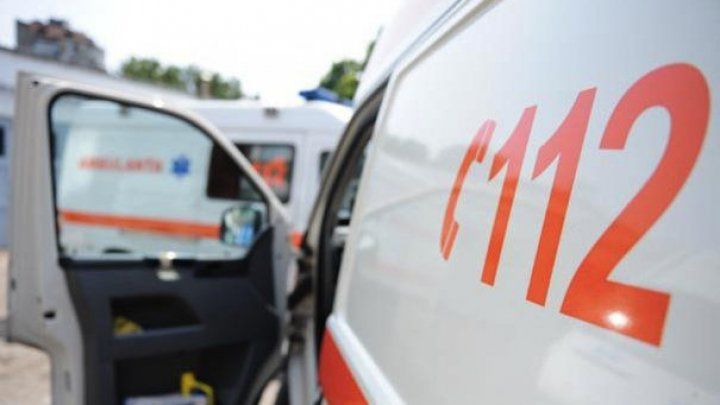 Un copil de doi ani a căzut de la etajul trei al unui bloc. Cum se simte