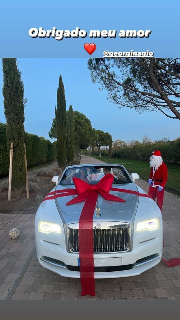 Модель купила партнеру роскошный Rolls-Royce.