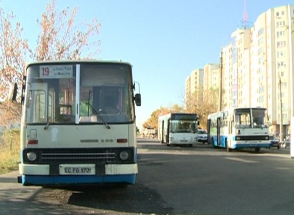 Prin Chișinău circulă autobuze produse acum 28 de ani. Foto: protv.md