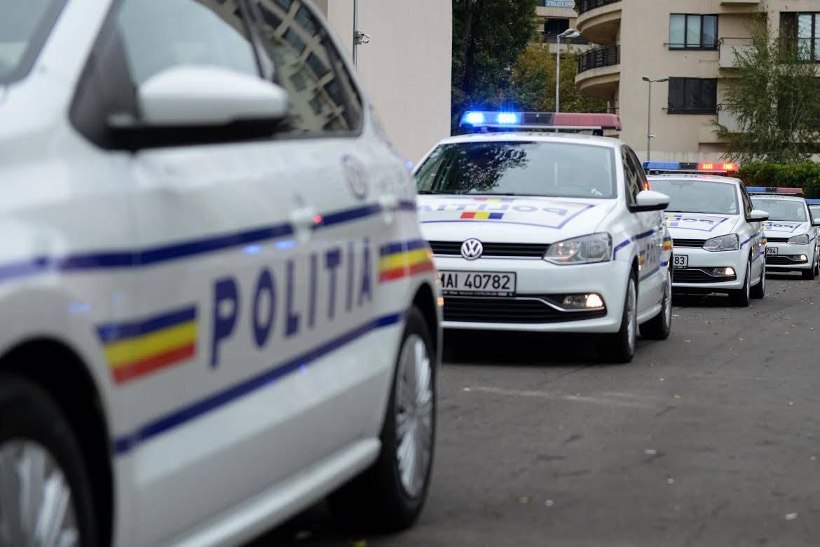Mașină de poliție parcată neregulamentar, blocată de Poliția Locală. Foto simbol: radioresita.ro
