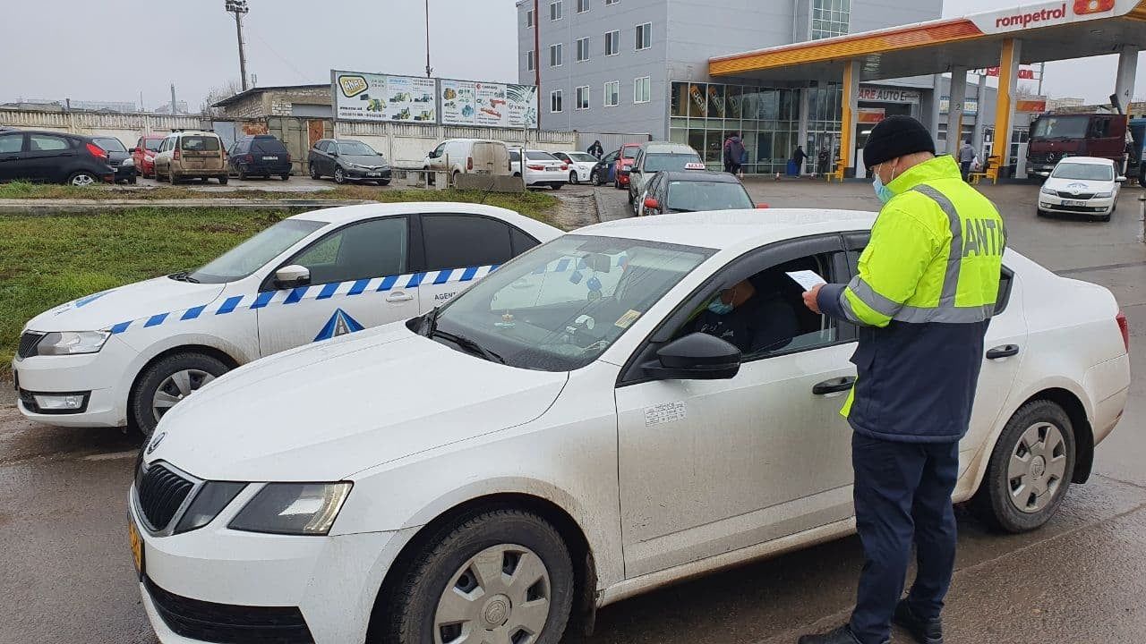 Четыре оператора столичных служб такси выплатят по 50 тысяч леев штрафов.