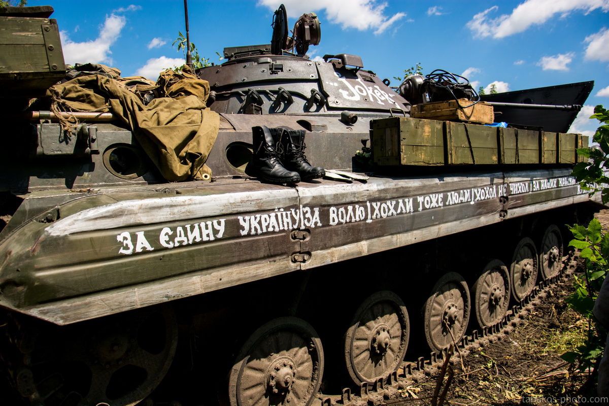 Военные действия на Украине приводят к потерям с обеих сторон.