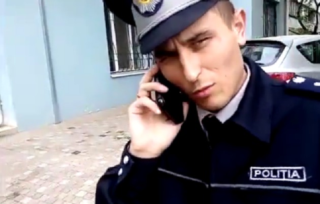 На место действия прибыло пятеро полицейских на четырех машинах.