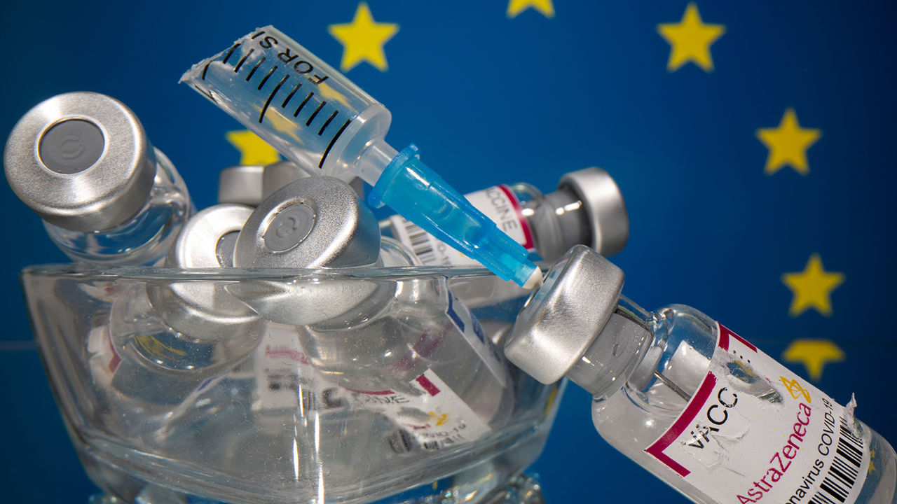 Ученые в ЕС доказали связь между тромбозом и вакциной AstraZeneca.