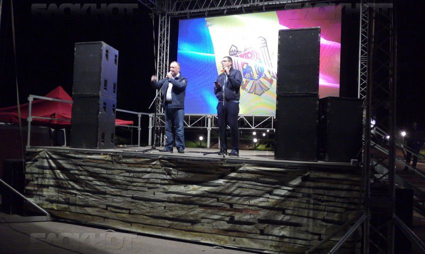 Политики заверили граждан в том, что городок будет стоять, пока требования не будут выполнены.