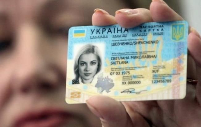 По словам Порошенко, такая пластиковая карточка будет вмещать более 400 килобайт информации.