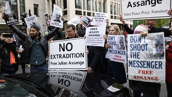 Суд предоставил США 65 дней, чтобы юридически обосновать запрос на экстрадицию Джулиана Ассанжа.