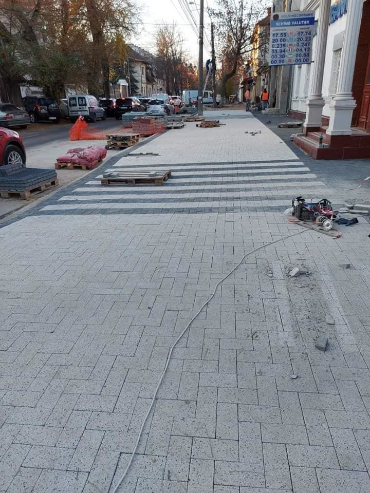 Во многих секторах столицы проводится ремонт тротуаров.