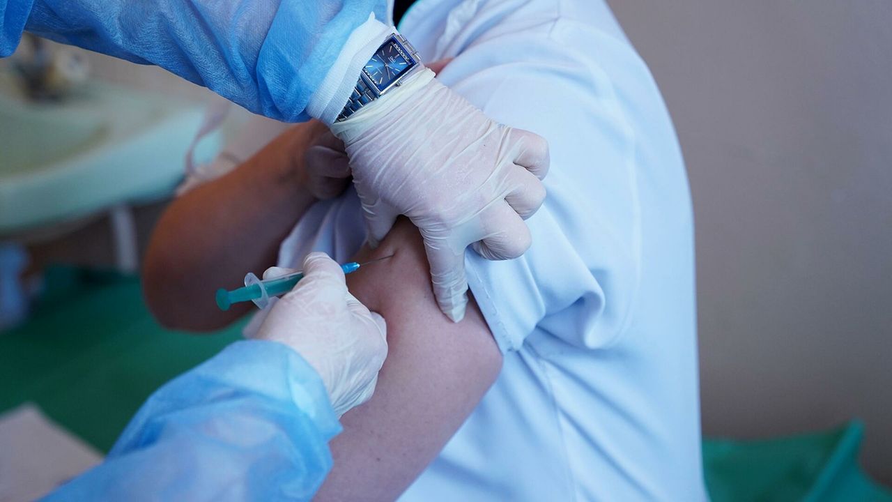 Германия готовится ввести обязательную вакцинацию медицинских работников.