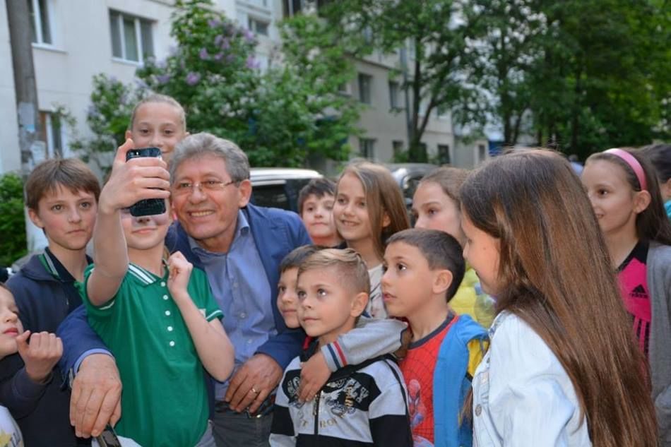 Председатель ЛП Михай Гимпу поздравил подрастающее поколение с праздником. Фото: facebook.com