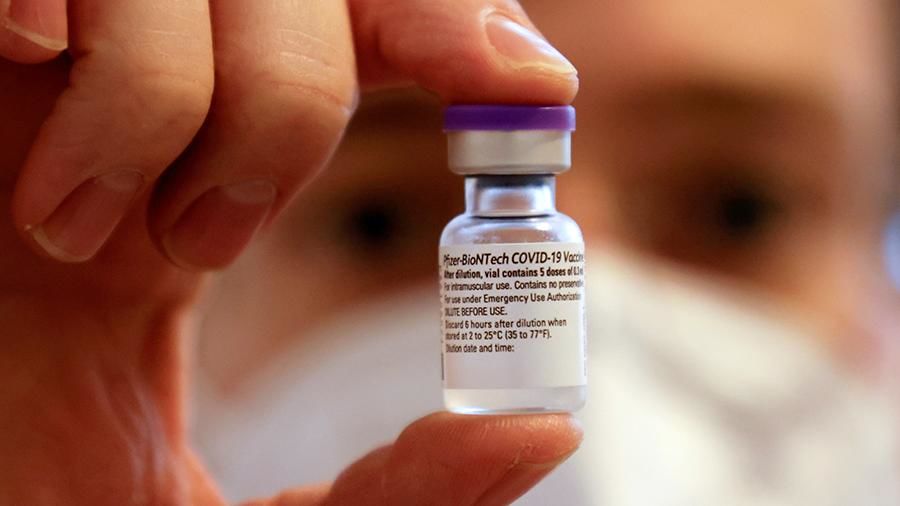 Вакцина от Pfizer оказалась эффективнее китайской Sinovac.