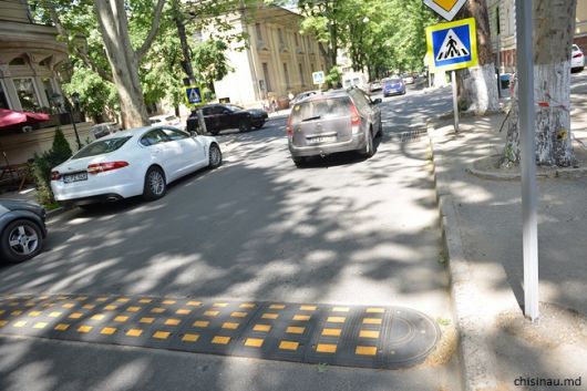Pe trecerile pietonale ar putea fi amenajate câte două limitatoare de viteză. Foto: trm.md