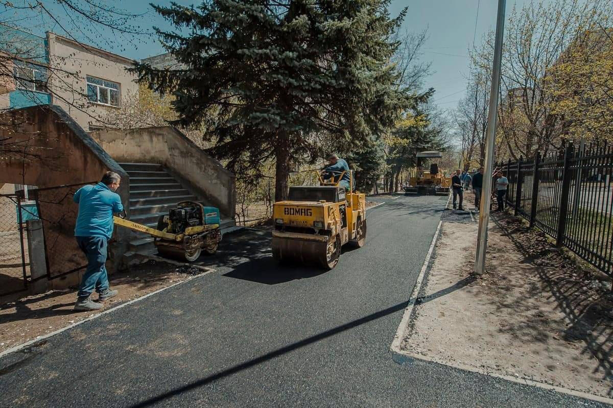 Аллею школьников на Чеканах начали асфальтировать.