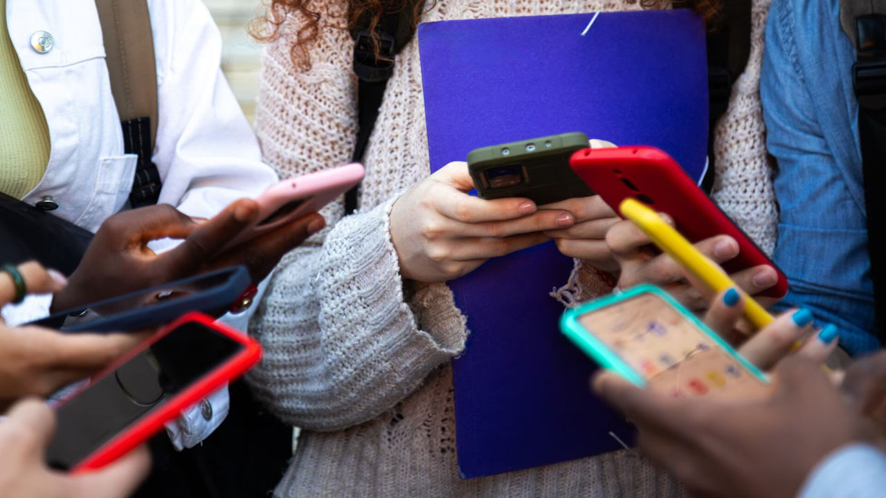 Franța a votat pentru interzicerea accesului la rețelele de socializare pentru copiii sub 15 ani.