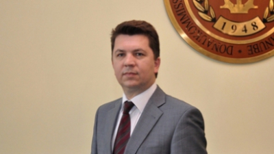 Господин Кодряну смещен с должности не потому, что плохо работал. Напротив, он очень хорошо выполнял свои обязанности.