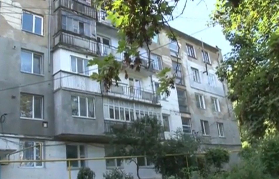 Примэрия и жители многоэтажного жилого дома в Сороках не могут поделить подвал здания.