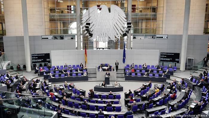 DPA: парламент ФРГ принял бюджет на 2022 год объемом почти €500 млрд.