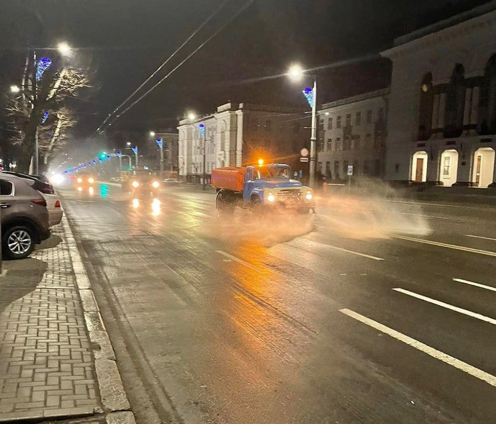 Водители жалуются на скользкие дороги, несмотря на теплую погоду