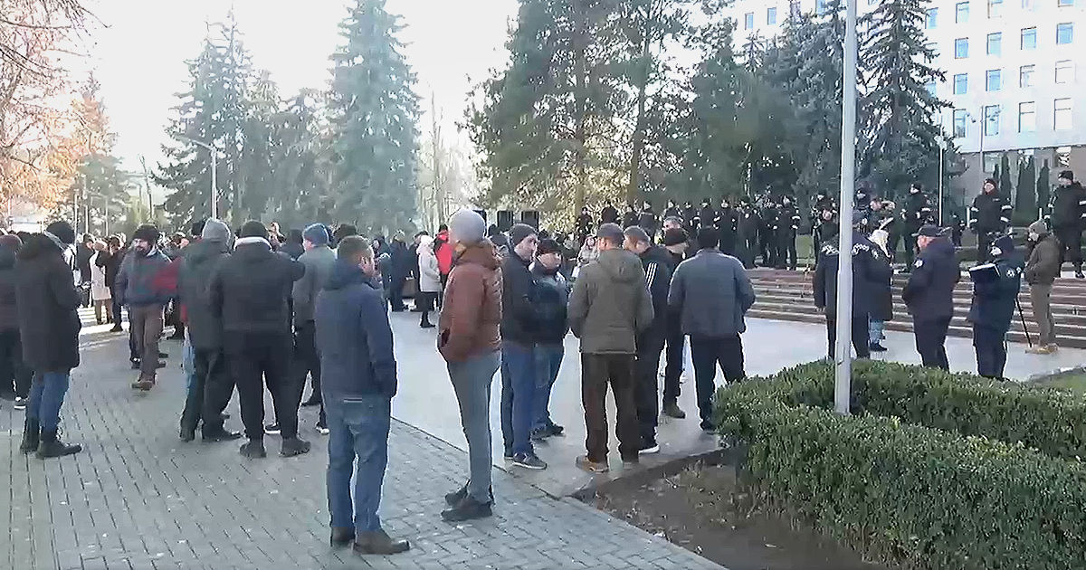 Fermierii au protestat din nou și au amenințat că vor aduce tehnica.