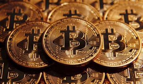 Moneda digitală Bitcoin a întrecut pentru prima dată aurul. Foto: freeformers.com