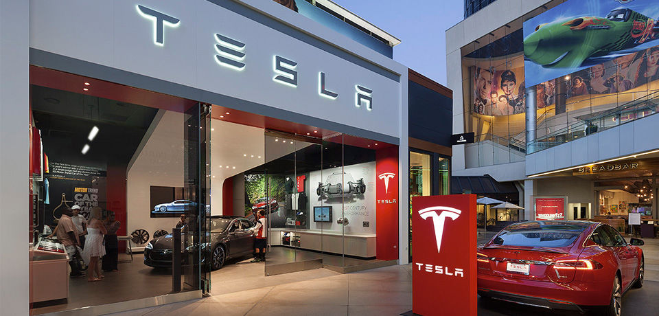 Tesla меняет планы: магазины останутся открытыми, но цены вырастут