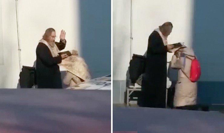 В Бухаресте священник исповедал женщину прямо на улице.