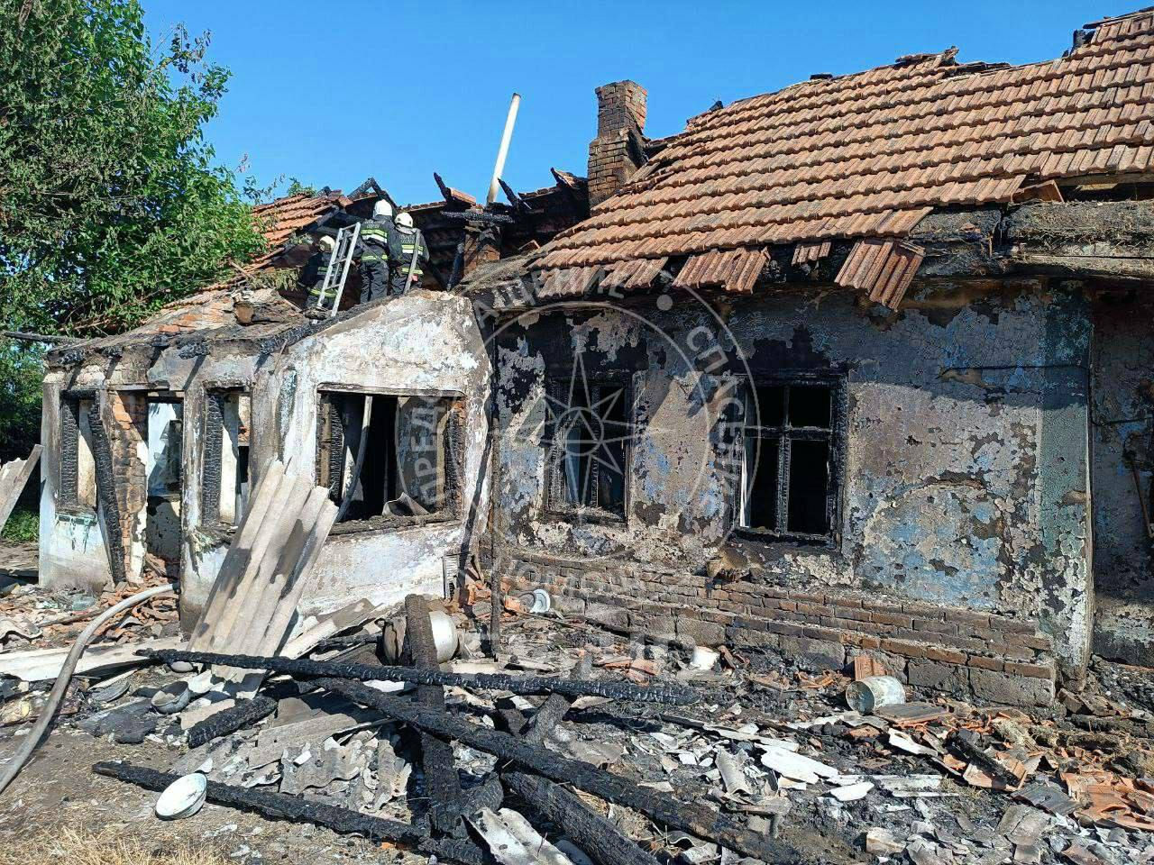 O casă, distrusă de flăcări la Slobozia: În loc să sune imediat la pompieri, proprietara a apelat mai întâi rudele.