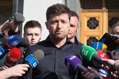 На Украине нашли причину для переноса инаугурации Зеленского.