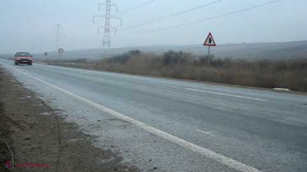 Chiciura de ieri și poleiul de pe drumuri le-au făcut mari probleme șoferilor și de lucru drumarilor.